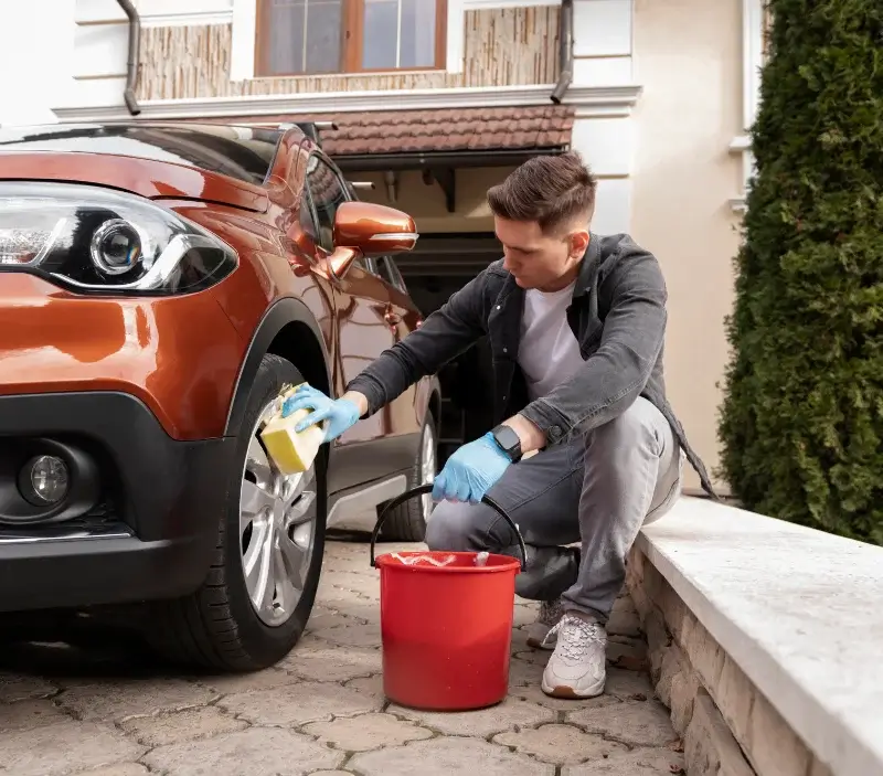 Lavage auto à domicile Ramonville-Saint-Agne : professionnel intervenant sur un véhicule